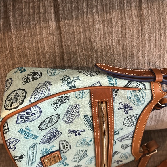 Dooney & Bourke Disney Vacation Club exclusive bag turquoise trimmed in rawhide - Picture 6 of 11